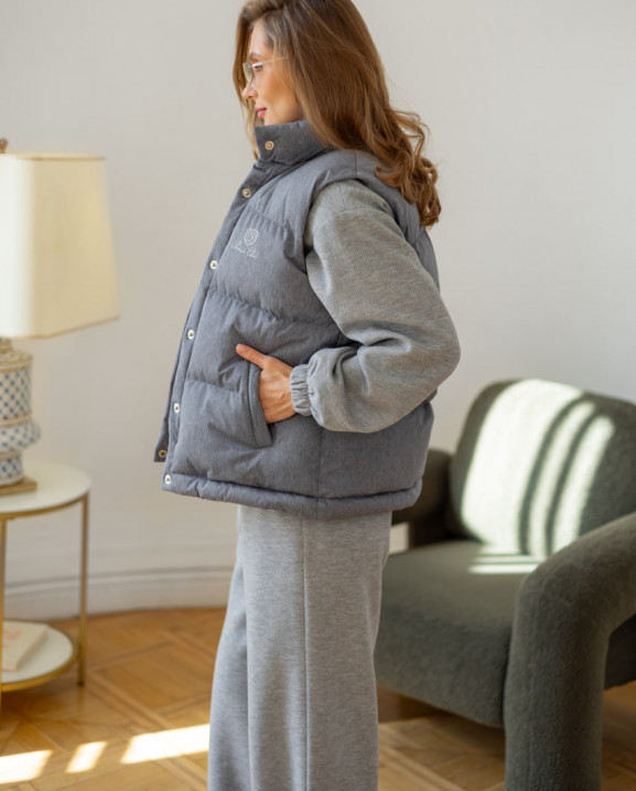 125 Жилет пуховий з вишивкою